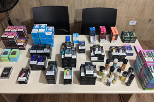 Polícia Civil apreende cigarros eletrônicos e prende comerciante em Pontal do Paraná