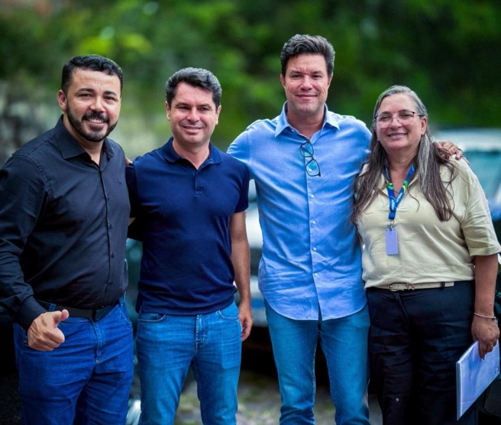 O deputado e presidente da Assembleia Legislativa do Paraná, Alexandre Curi (PSD), e o secretário estadual das Cidades, Guto Silva, estiveram em Antonina na última sexta-feira (23). Foto: Prefeitura de Antonina


