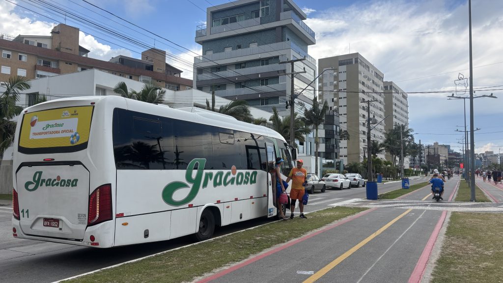 FOTO 2 – ONIBUS GRACIOSA – VERAO MAIOR PARANA 2026 – FOTO JB LITORAL (1)
