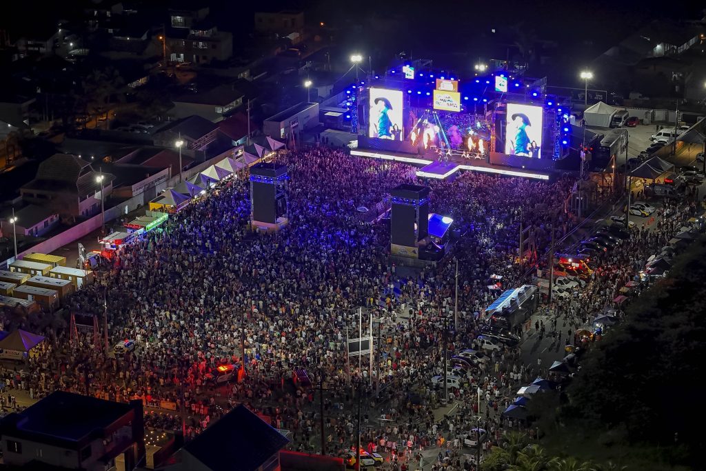 Primeira noite de shows em Pontal do Paraná atraiu 31 mil pessoas, com as apresentações de Luan Pereira e CountryBeat. Foto: Roberto Dziura Jr/AEN