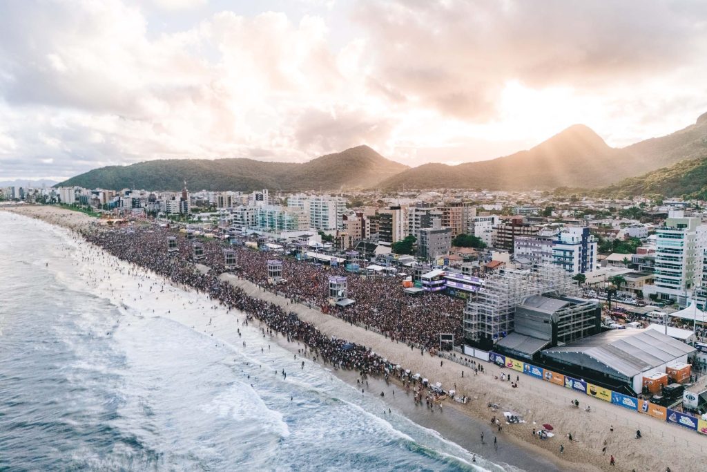 Gusttavo Lima faz show de 3 horas para multidão de 265 mil pessoas na praia de Matinhos