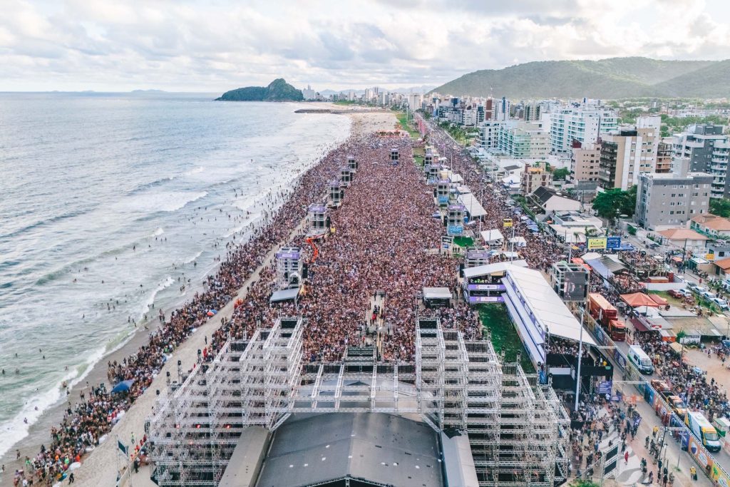 Gusttavo Lima faz show de 3 horas para multidão de 265 mil pessoas na praia de Matinhos