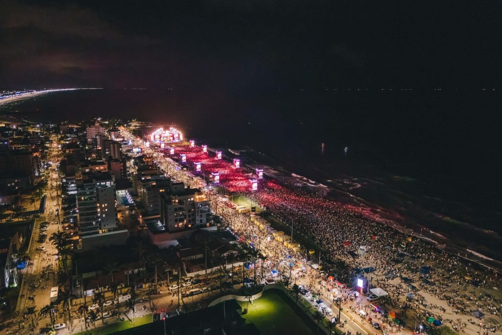 Gusttavo Lima faz show de 3 horas para multidão de 265 mil pessoas na praia de Matinhos