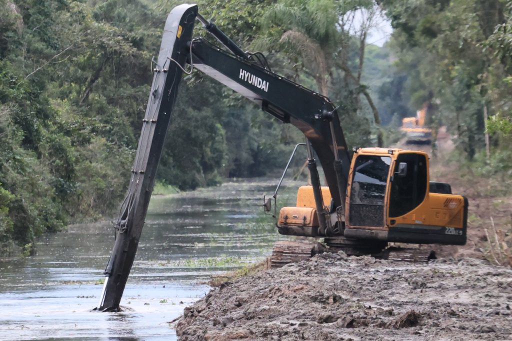 LIMPEZA DE CANAIS – Foto Clovis Santos Prefeitura de Pontal do Paraná 08.01.26 (2)