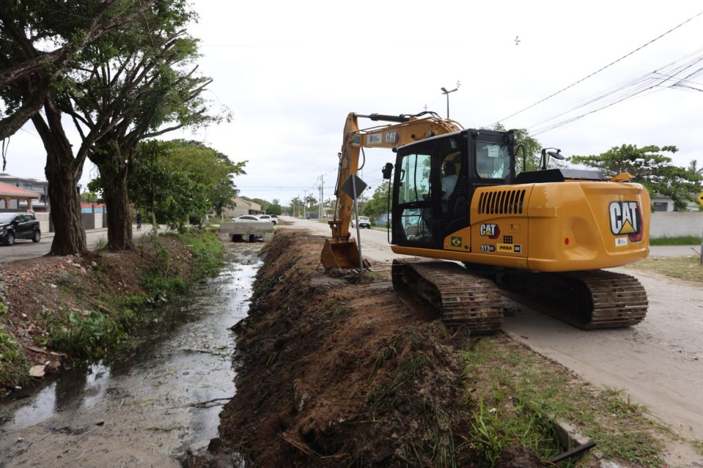 LIMPEZA DE CANAIS – Foto Clovis Santos Prefeitura de Pontal do Paraná 08.01.26 (3)