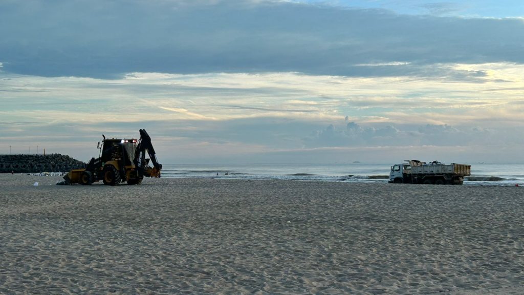 Antes do sol nascer, um exército de 140 trabalhadores, com apoio de máquinas e 40 caminhões-caçamba, recolhe cerca de 140 toneladas de lixo por dia para que turistas encontrem as praias limpas.