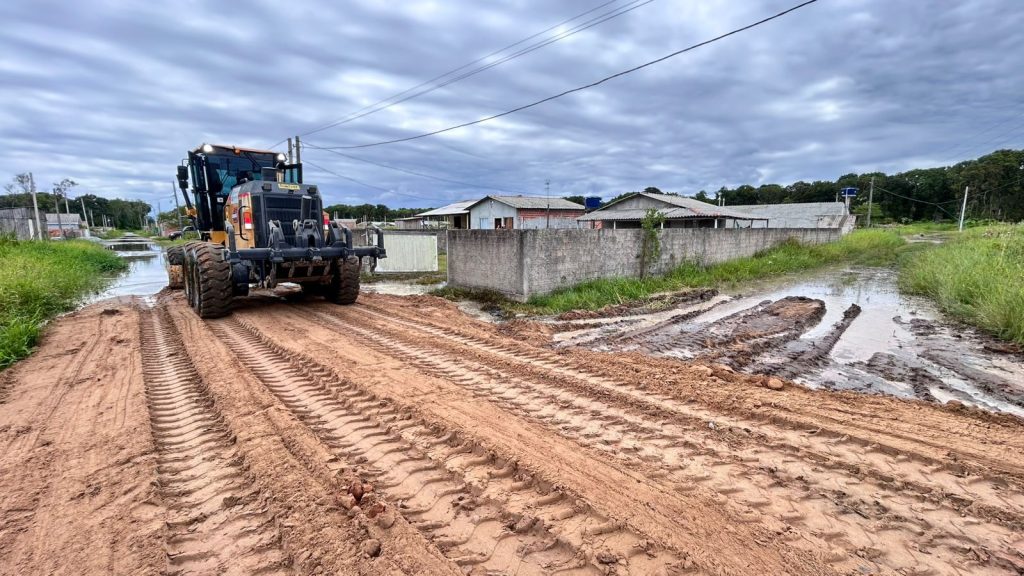 Matinhos trabalha o ano todo para garantir qualidade de vida à população. Na foto, a equipe da Secretaria de Obras realiza serviços de aterramento e patrolamento para eliminar pontos de alagamento nos bairros. Foto: Divulgação