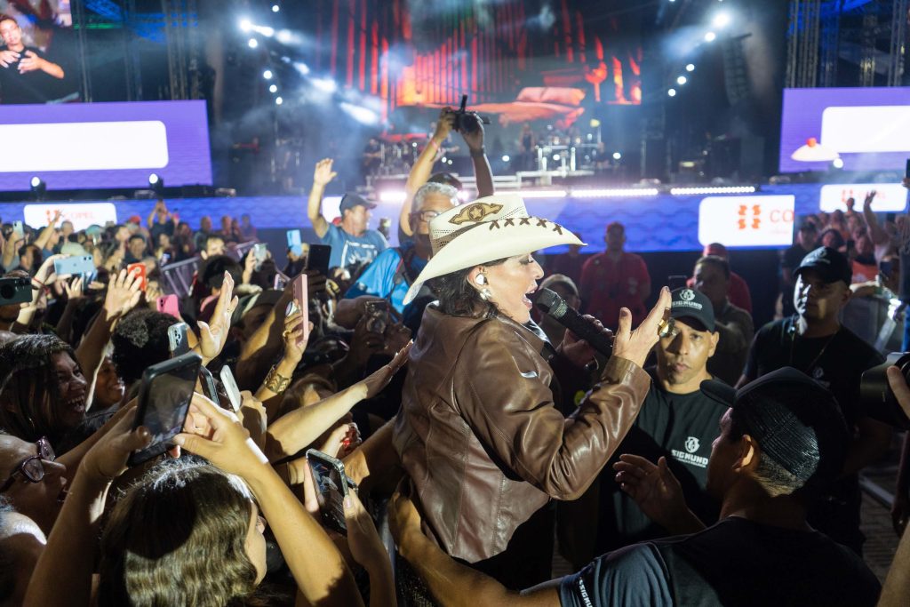 Roberta Miranda e Raça Negra transformam Pontal do Paraná em palco de grandes emoções