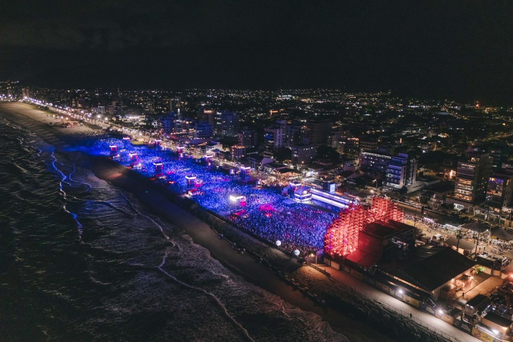 Fábio Jr. celebra o romantismo com show para 144 mil pessoas em Matinhos