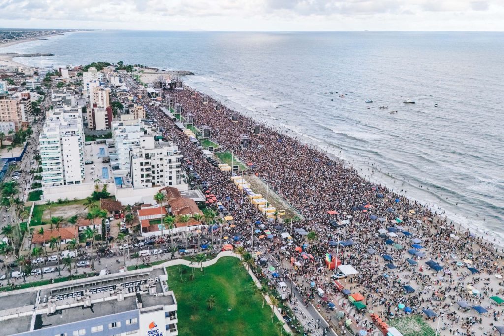Gusttavo Lima faz show de 3 horas para multidão de 265 mil pessoas na praia de Matinhos