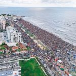 Gusttavo Lima faz show de 3 horas para multidão de 265 mil pessoas na praia de Matinhos
