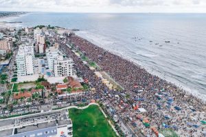 Gusttavo Lima faz show de 3 horas para multidão de 265 mil pessoas na praia de Matinhos