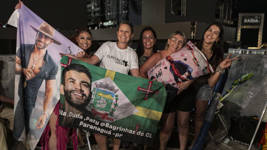 Fãs de Gusttavo Lima dormem na praia para garantir melhor lugar no show deste domingo