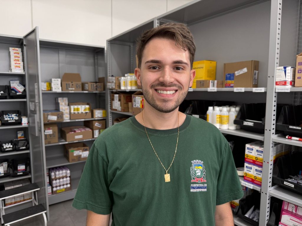 O farmacêutico Samuel Augusto Gentilim atua na distribuição da medicação para quem precisa do tratamento em Paranaguá. Foto: JB Litoral