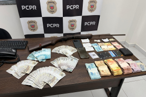 Operação contra o tráfico de drogas apreende R$ 26 mil e espingarda em Matinhos
