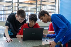 Estado investe em tecnologia e eleva desempenho dos estudantes –