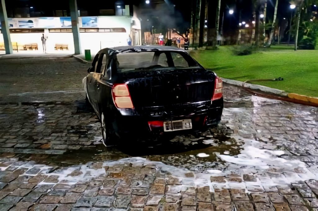 Carro pega fogo na Ponta do Caju (3)