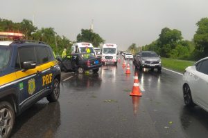 Nove pessoas ficam feridas em colisão frontal na BR-277 em Paranaguá