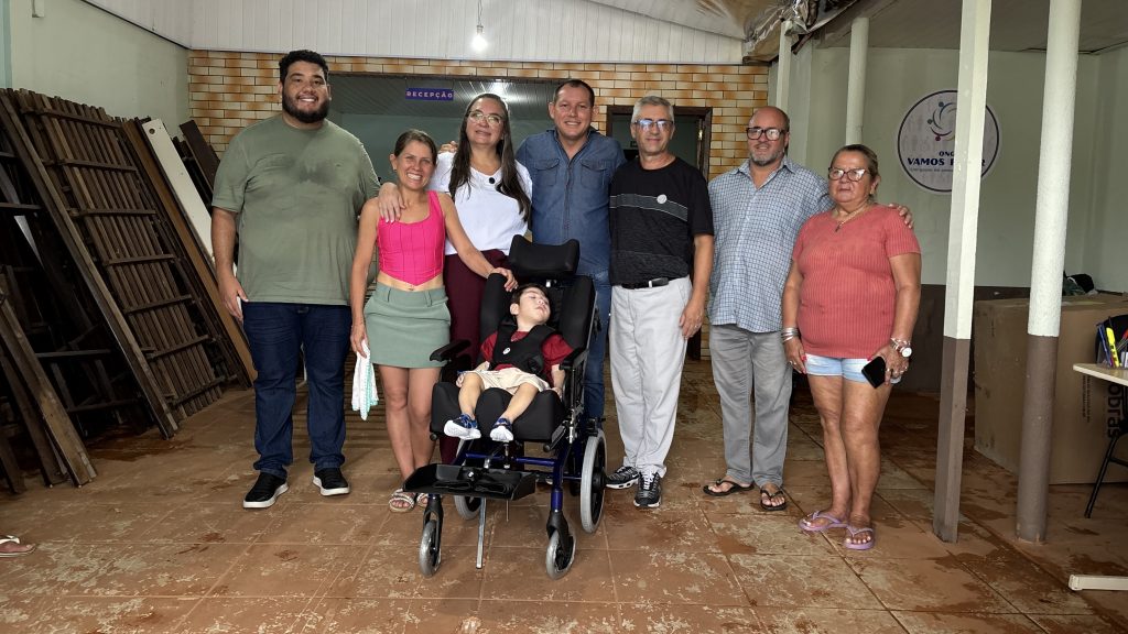 FOTO 1 – ENTREGA CADEIRA DE RODAS NOAH ANTONINA – FOTO JB LITORAL (3)