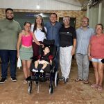 FOTO 1 – ENTREGA CADEIRA DE RODAS NOAH ANTONINA – FOTO JB LITORAL (3)