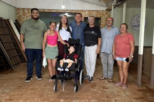 FOTO 1 – ENTREGA CADEIRA DE RODAS NOAH ANTONINA – FOTO JB LITORAL (3)
