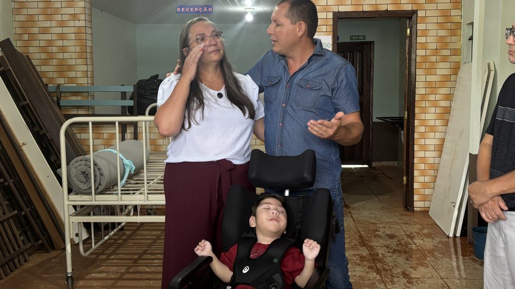 FOTO 2 – ENTREGA CADEIRA DE RODAS NOAH ANTONINA – FOTO JB LITORAL (2)