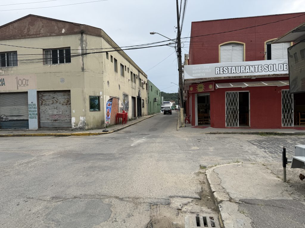 FOTO 2 – PARE E SIGA TRANSITO GUARATUBA – Foto Maria Heiffer JB Litoral – 29.01 (1)