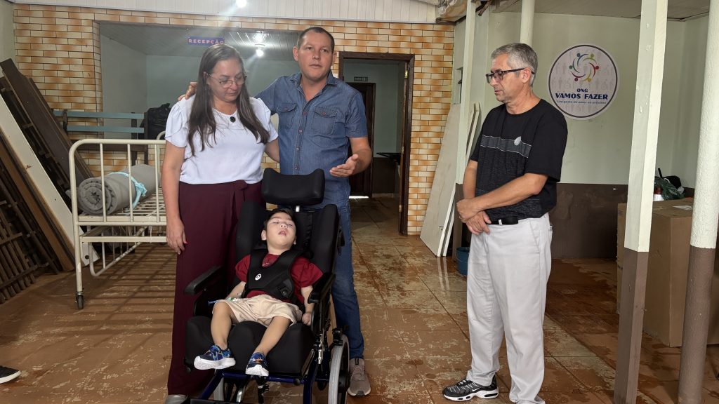FOTO 3 – ENTREGA CADEIRA DE RODAS NOAH ANTONINA – FOTO JB LITORAL (1)