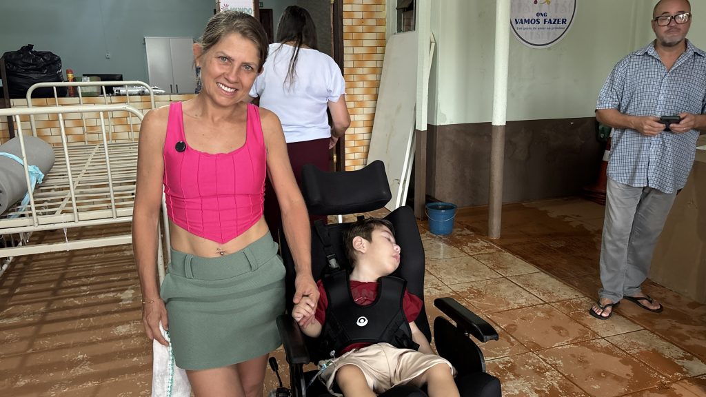 FOTO 4 – ENTREGA CADEIRA DE RODAS NOAH ANTONINA – FOTO JB LITORAL (9)