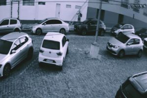 Câmeras de monitoramento registram furto de escadas em loja de Paranaguá