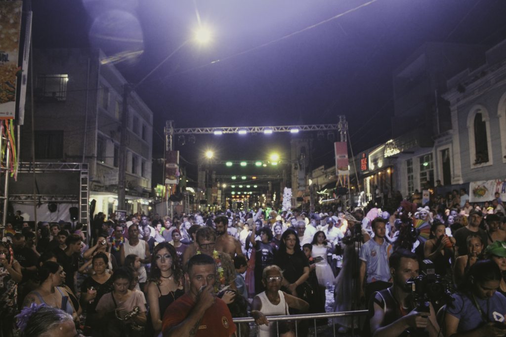 Desfile das Escandalosas e Charmosas 2026 reúne tradição, humor e diversidade