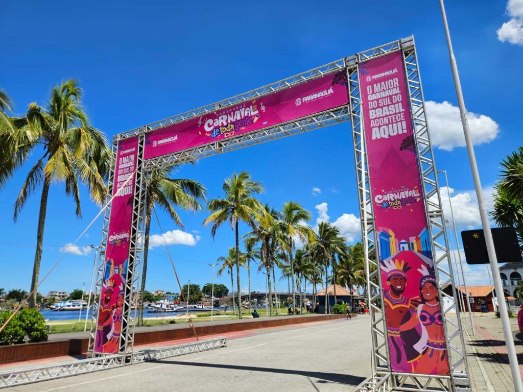 PRAÇA-MARIO-ROQUE-DESFILE-DAS-ESCOLAS-DE-SAMBA-DE-PARANAGUA-Foto-Maria-Heiffer-JB-Litoral