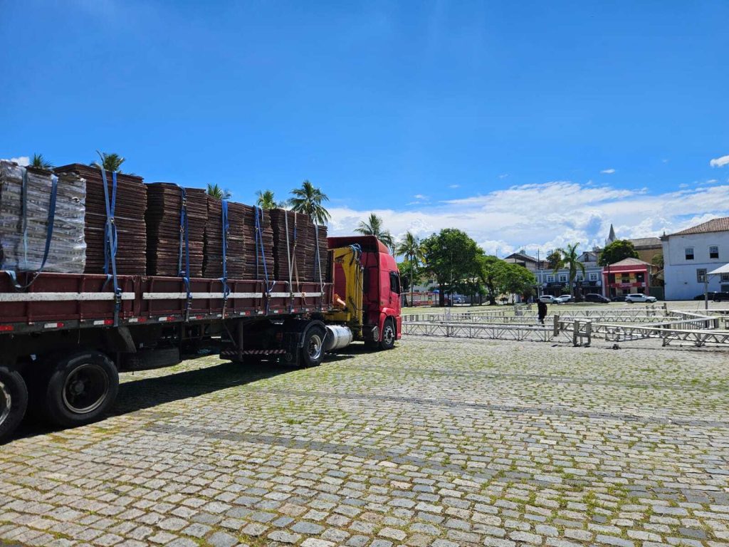 PRAÇA-MARIO-ROQUE-DESFILE-DAS-ESCOLAS-DE-SAMBA-DE-PARANAGUA-Foto-Maria-Heiffer-JB-Litoral-_2__1
