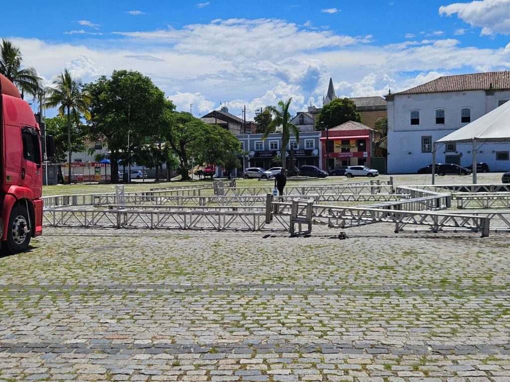 PRAÇA-MARIO-ROQUE-DESFILE-DAS-ESCOLAS-DE-SAMBA-DE-PARANAGUA-Foto-Maria-Heiffer-JB-Litoral-_3_