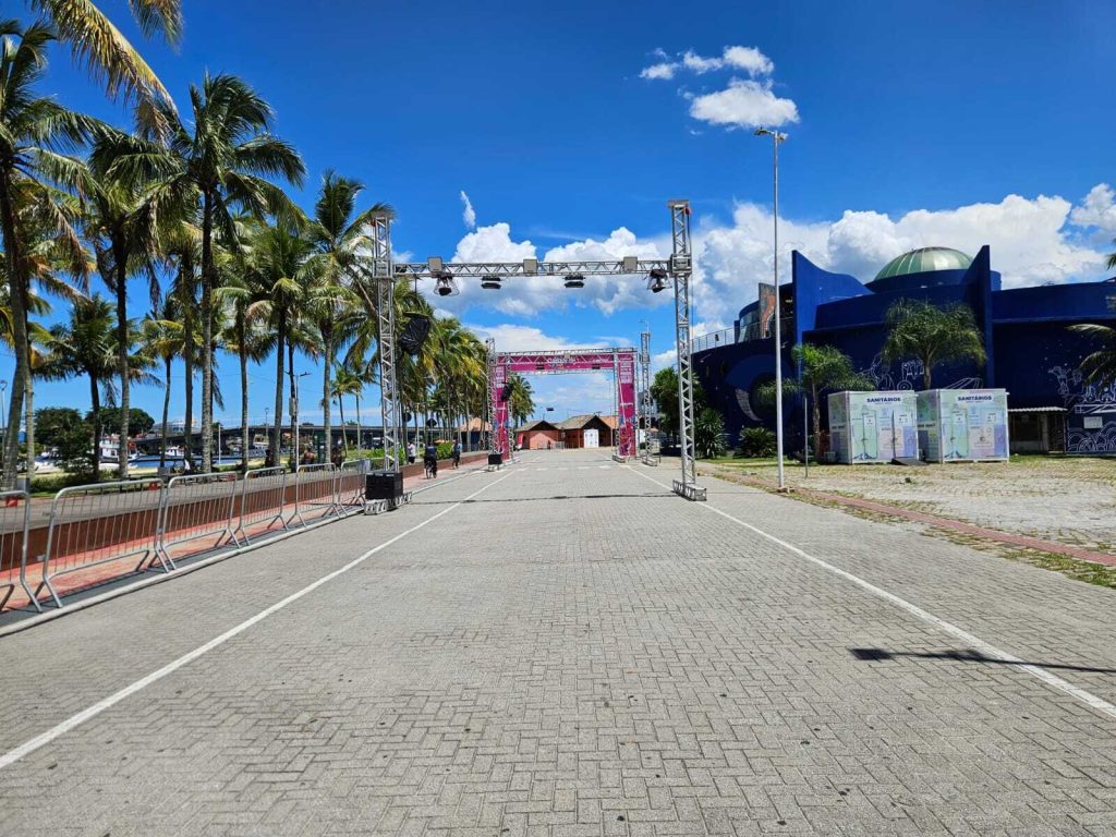 PRAÇA-MARIO-ROQUE-DESFILE-DAS-ESCOLAS-DE-SAMBA-DE-PARANAGUA-Foto-Maria-Heiffer-JB-Litoral-_4_