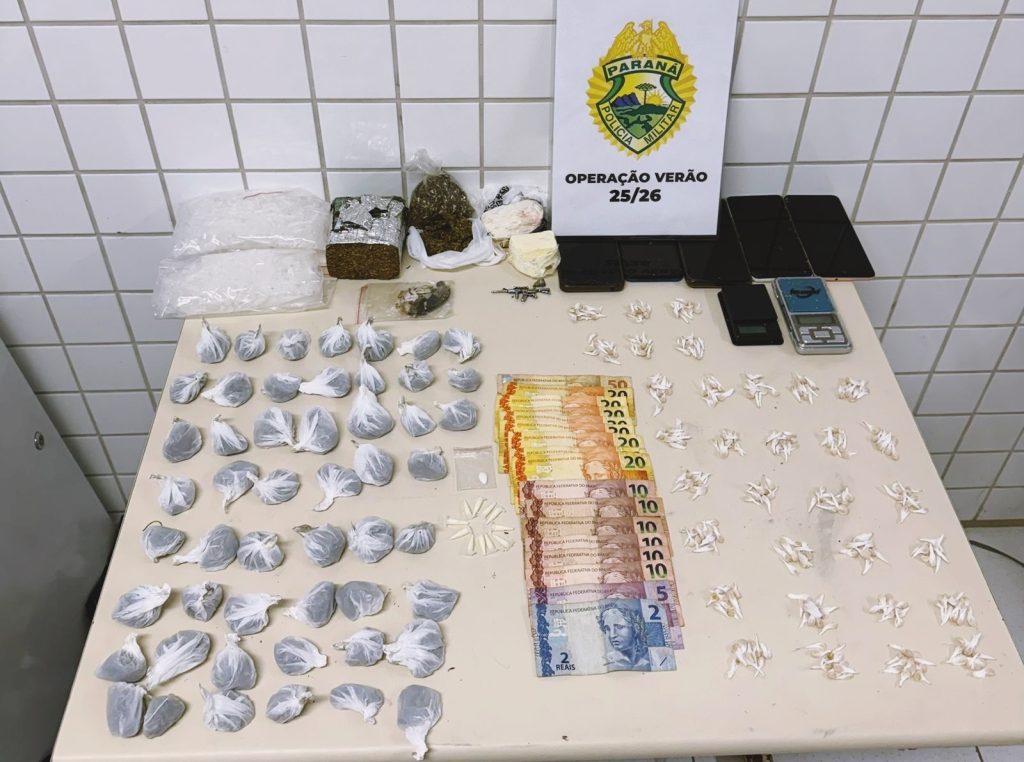 PM desmantela ponto de tráfico após flagrar menor com cocaína em Matinhos