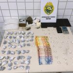 PM desmantela ponto de tráfico após flagrar menor com cocaína em Matinhos