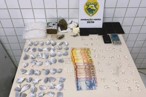 PM desmantela ponto de tráfico após flagrar menor com cocaína em Matinhos