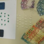 PM apreende drogas e dinheiro ao abordar jovens em Matinhos