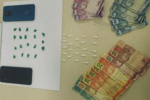 PM apreende drogas e dinheiro ao abordar jovens em Matinhos