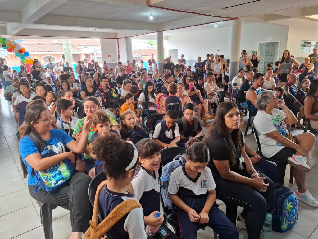Volta às aulas na Escola Wallace. As crianças já receberam novos kits e uniformes escolares.
