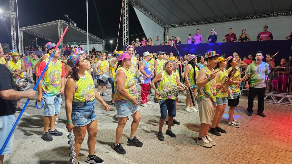 Bloco Amigos do Samba abriu o desfile. Foto: Maria Heiffer/JB Litoral