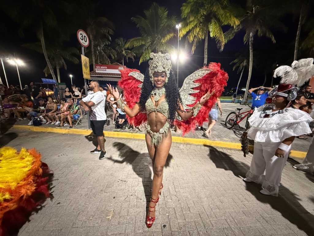 rainha bateria gavioes suria paranagua desfile 2026