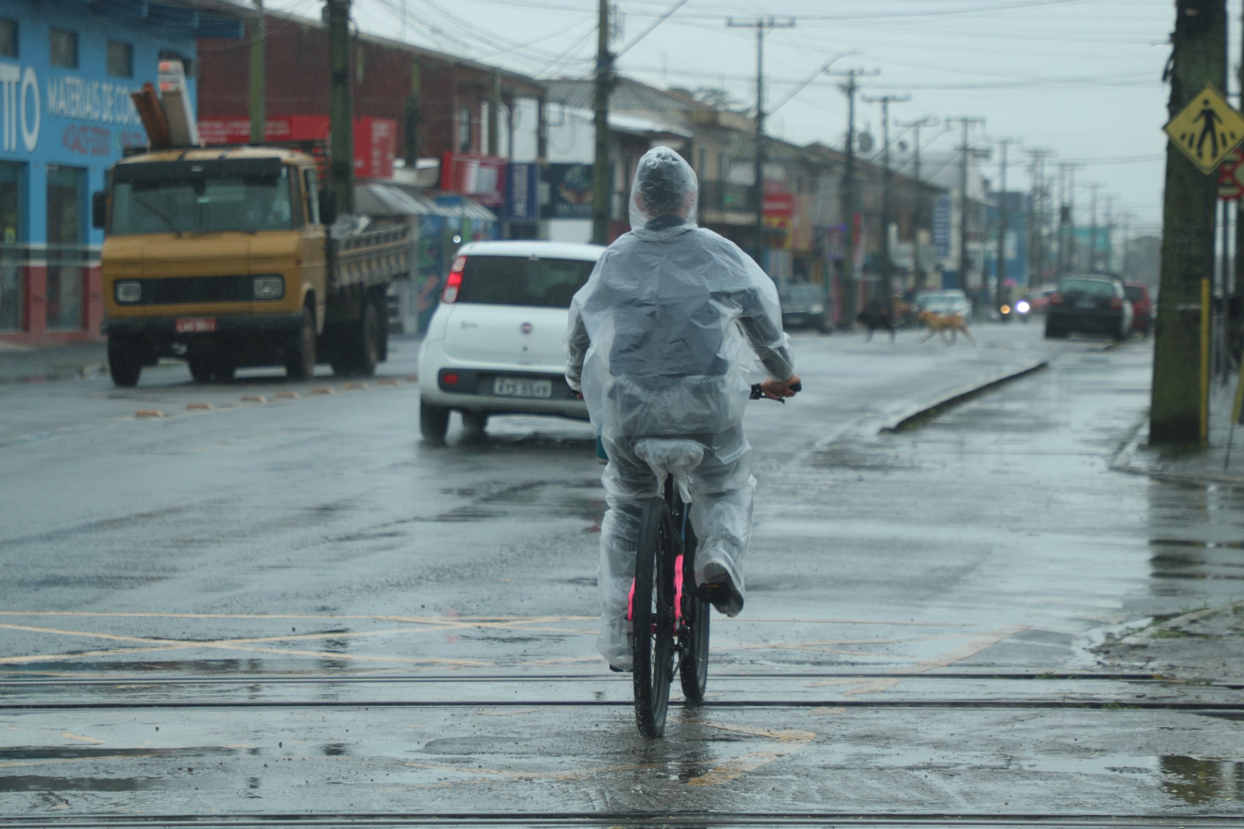 tempo – chuvas – mau tempo – bicicleta – Fotos Diogo Monteiro -JB Litoral (3)
