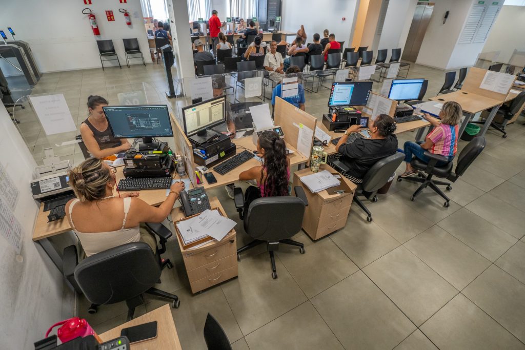 Mesmo sendo maioria no serviço público, as mulheres ainda são minoria nos cargos de liderança no Litoral do Paraná. Das 114 secretarias municipais da região, apenas 35 são comandadas por elas, o que representa 30,7% de representatividade.