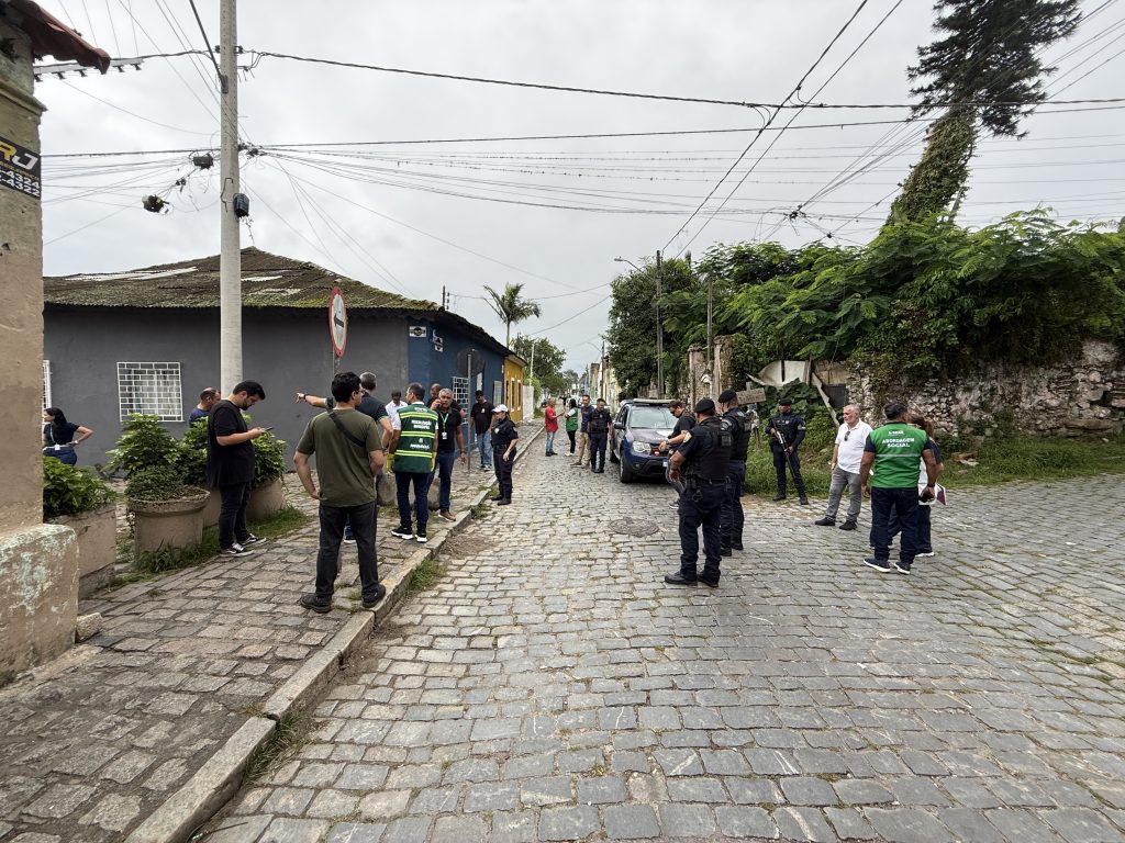AÇÃO DE LIMPEZA NAS RUAS MESTRE LEOPOLDINO E PESSÊGO JUNIOR – PARANAGUÁ – Foto Maria Heiffer JB Litoral – 19.03 (11)