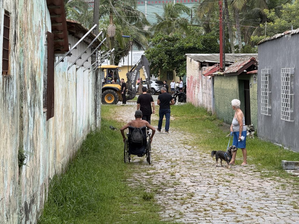 AÇÃO DE LIMPEZA NAS RUAS MESTRE LEOPOLDINO E PESSÊGO JUNIOR – PARANAGUÁ – Foto Maria Heiffer JB Litoral – 19.03 (12)