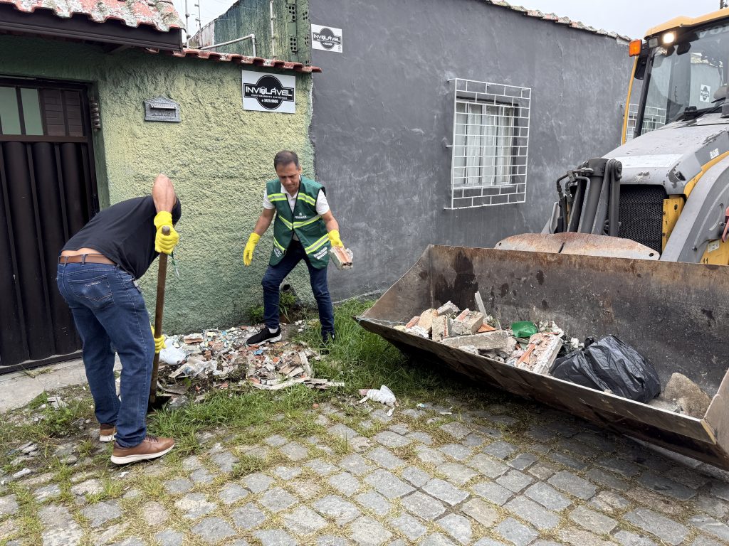 AÇÃO DE LIMPEZA NAS RUAS MESTRE LEOPOLDINO E PESSÊGO JUNIOR – PARANAGUÁ – Foto Maria Heiffer JB Litoral – 19.03 (13)