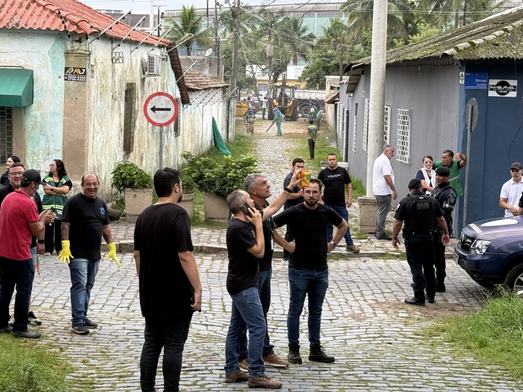 AÇÃO DE LIMPEZA NAS RUAS MESTRE LEOPOLDINO E PESSÊGO JUNIOR – PARANAGUÁ – Foto Maria Heiffer JB Litoral – 19.03 (16)