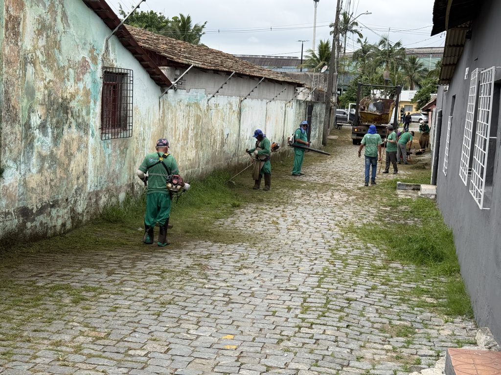 AÇÃO DE LIMPEZA NAS RUAS MESTRE LEOPOLDINO E PESSÊGO JUNIOR – PARANAGUÁ – Foto Maria Heiffer JB Litoral – 19.03 (18)